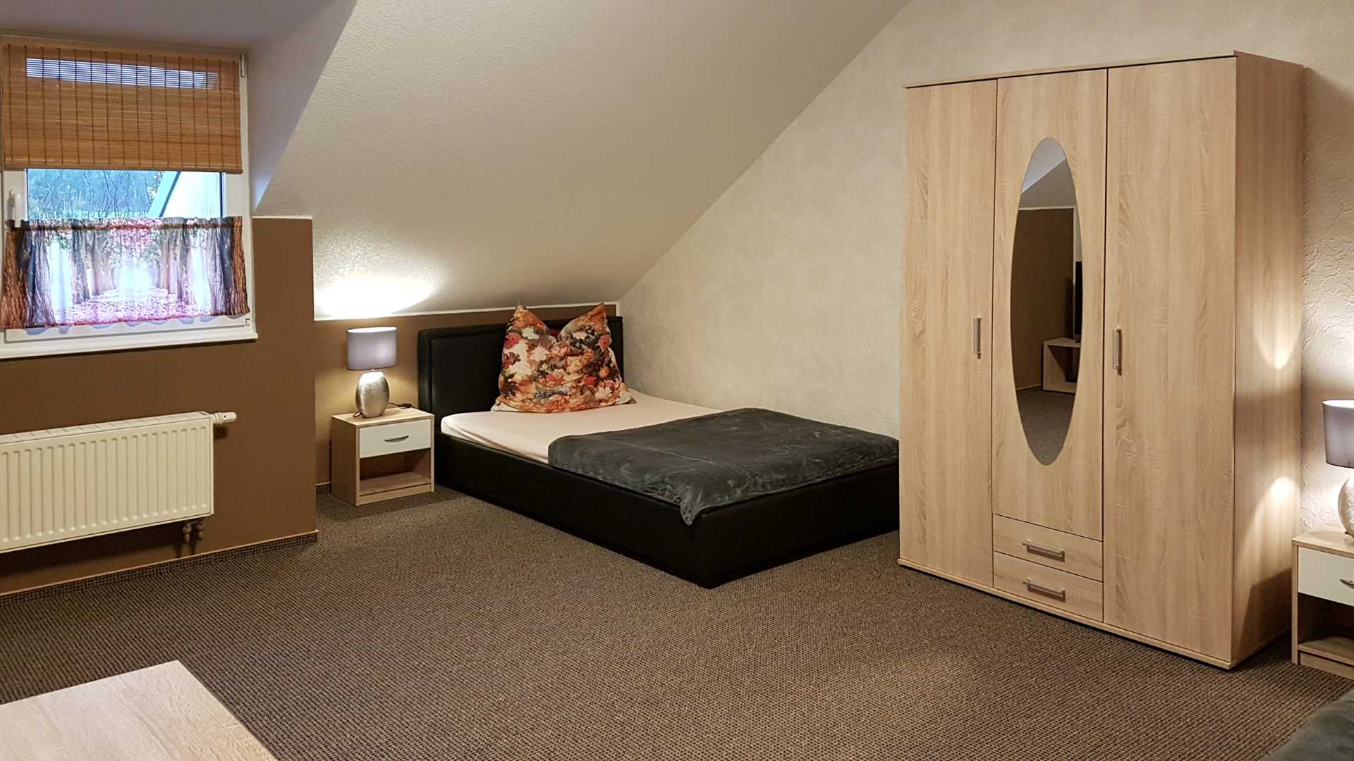 Schlafzimmer 1